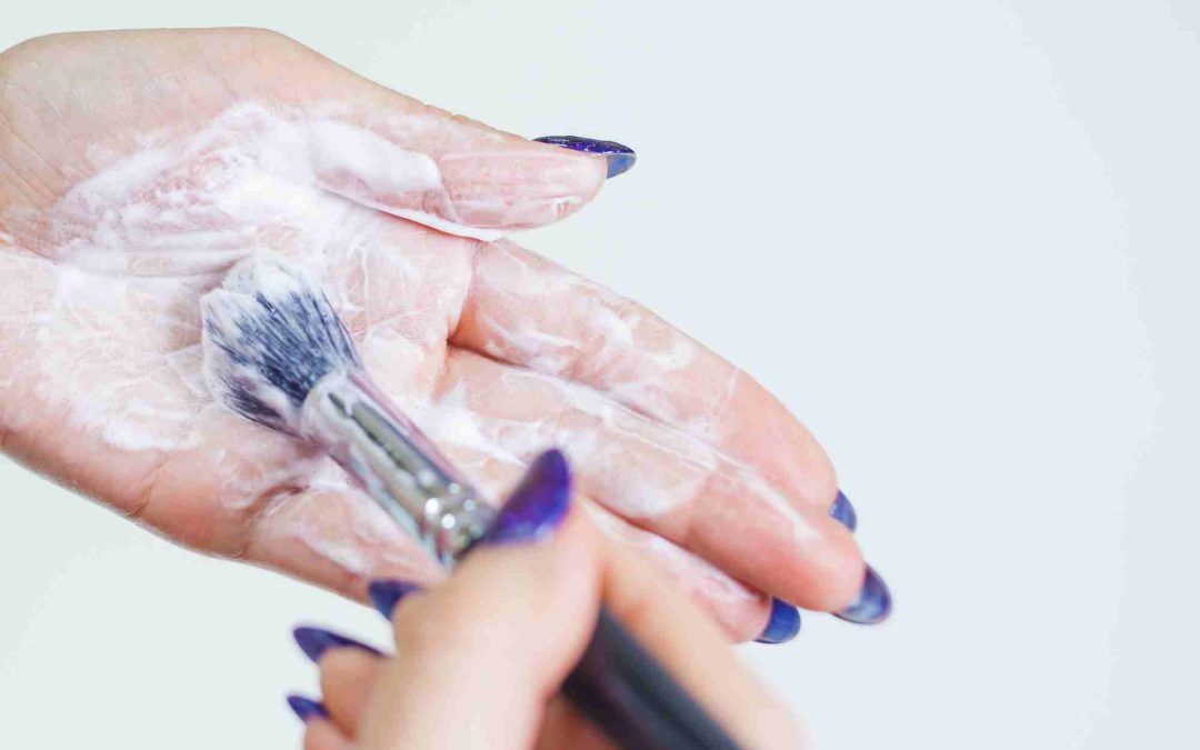 ¿Con qué se lavan las brochas de maquillaje? Descubre los mejores métodos y productos de limpieza