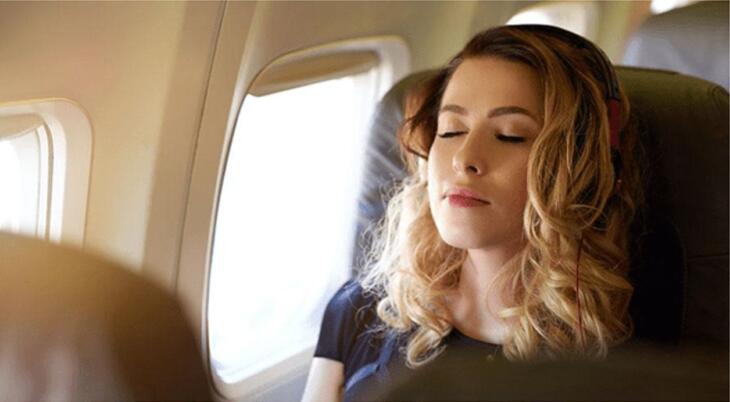 Consejos de maquillaje para viajar en avión y lucir impecable durante el vuelo