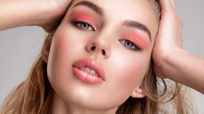 Descubre cómo lucir radiante con un maquillaje de día en tonos rosados