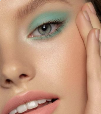 Descubre cómo lucir un impactante look de ojo con maquillaje verde menta