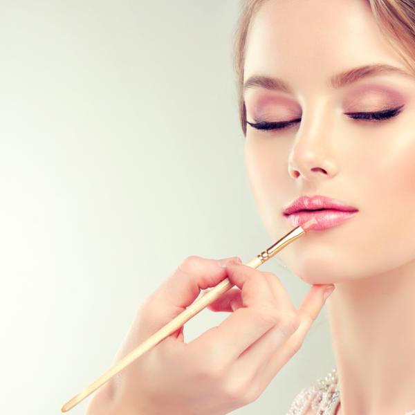 Descubre cómo lucir un maquillaje impecable con sombra blanca