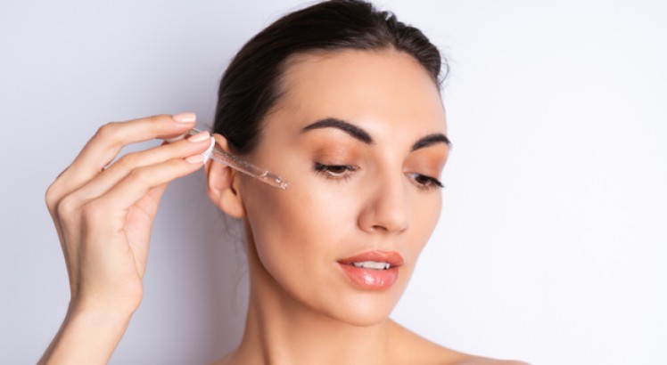 Descubre los beneficios de la base de maquillaje con ácido hialurónico para una piel radiante