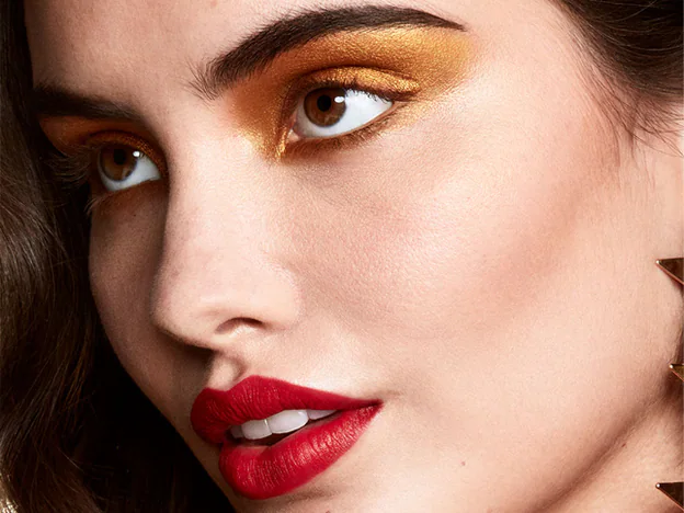 El encanto del maquillaje dorado con toques de rojo: ¡descubre cómo lograr un look deslumbrante!