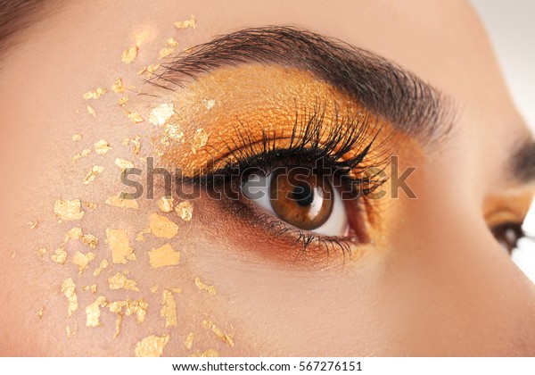 El glamoroso maquillaje social dorado: ¡brilla como una estrella!