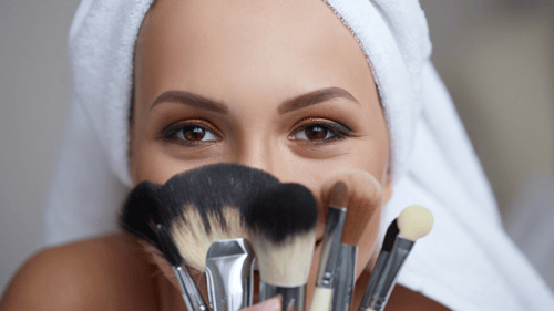 El guante para maquillaje: el aliado perfecto para un acabado impecable