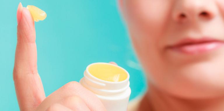El poderoso efecto de la vaselina en la cara: descubre sus beneficios y usos
