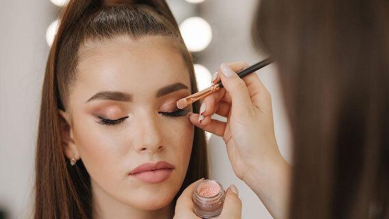 Guía completa: Cómo elegir tu primer maquillaje como toda una experta en belleza