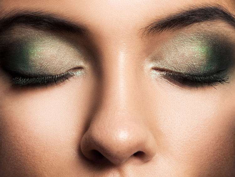 Maquillaje ahumado verde: Tips y trucos para lograr un look impactante