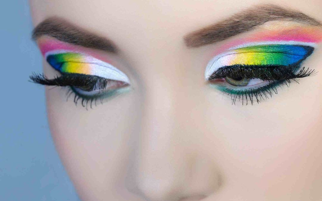 Maquillaje azul y verde: combina colores para un look impactante