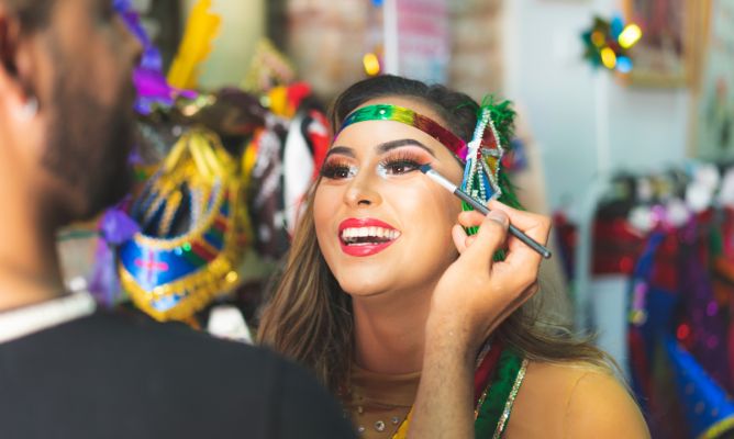 Maquillaje de carnaval para mujeres: ¡Deslumbra con tu look festivo!