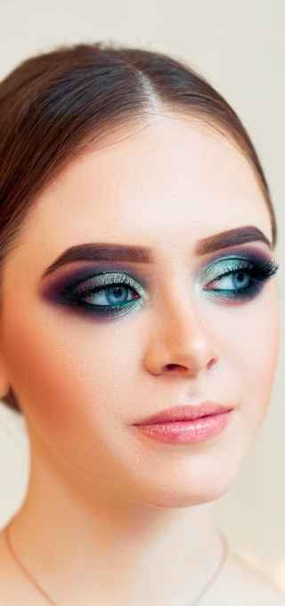 Maquillaje de ojos en azul y negro: Tips para lograr un look intenso y seductor