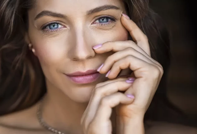 Maquillaje de ojos para realzar la belleza madura: consejos y técnicas para señoras de 50 años