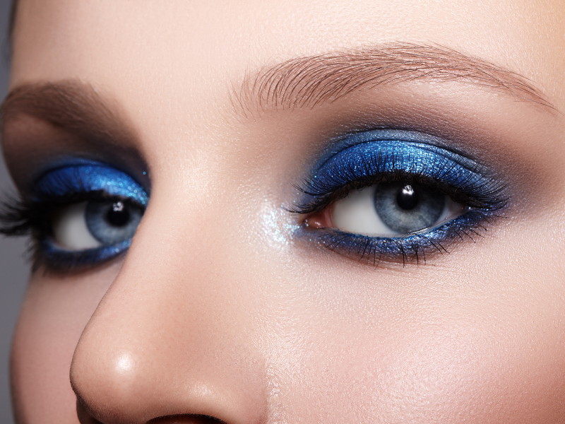 Maquillaje impactante: combina el azul y el negro para lograr un look irresistible