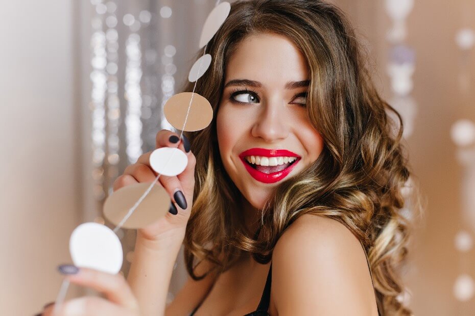 Peinado y Maquillaje para Graduación: Tips y Tendencias para Brillar en tu Día Especial