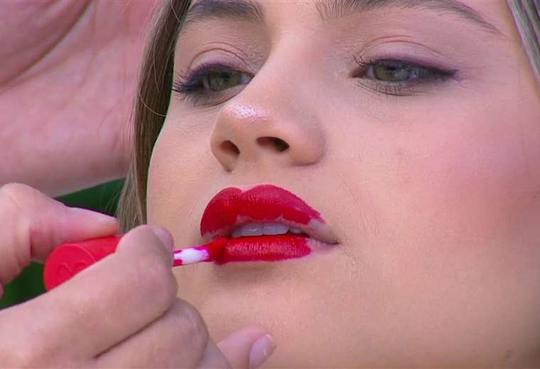 Secretos de maquillaje para lucir deslumbrante con blusa roja